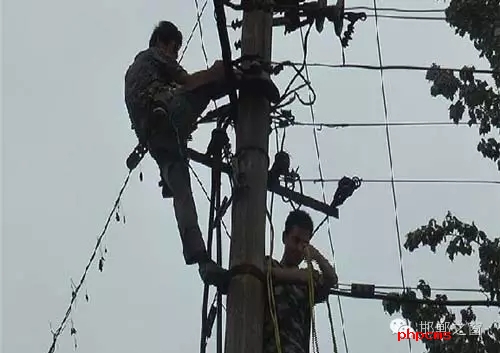 8月8日下午，邯臨路與高鐵橋交匯處北行200米燕莊村一名電工被困在電線桿上，急需救援。接到報警的邯鄲消防華澤路中隊立即趕赴現(xiàn)場，消防官兵到達現(xiàn)場后，經(jīng)了解得知，該男子是一名電工，在電線桿上作業(yè)時不慎被電擊傷，意識清醒，但其右腿和右臂無法用力，導(dǎo)致無法從電線桿上下來。消防官兵經(jīng)過半個小時的緊張營救，最終將被困男子成功救下，并由現(xiàn)場120醫(yī)務(wù)人員送往醫(yī)院進行救治。