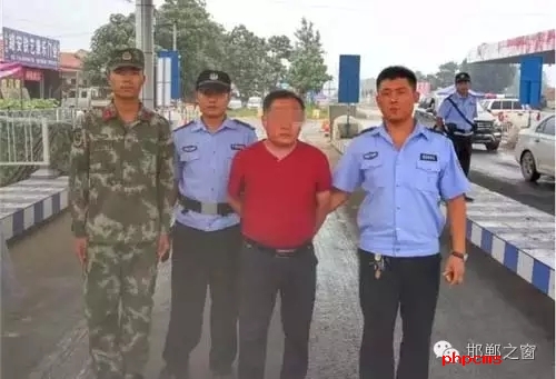 8月8日13時許，邯鄲大名李茂堤警務(wù)站民警，在一輛南樂開往龍王廟的公共汽車上，查獲一名無身份證男子。該男子自稱是龍王廟鎮(zhèn)人，在民警詢問下又改口稱是孫甘店鄉(xiāng)人，閃爍其詞、神色慌張。經(jīng)調(diào)查該男子叫朱某。于7月7日，在大名縣人民法院判決的一起民間借貸糾紛案中，犯罪嫌疑人朱某拒不履行法院判決。7月13日，大名縣公安局依法將該朱上網(wǎng)追逃。