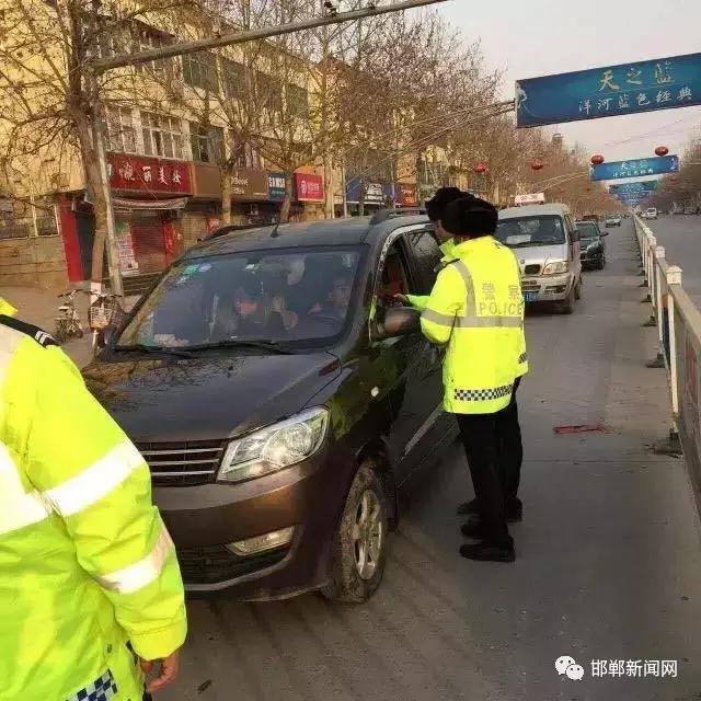 我市交警為營造安全、有序的道路交通環(huán)境，自2月26日0時起，啟動了106國道李茂堤警務(wù)站、107國道漳河警務(wù)站、309國道椿樹嶺警務(wù)站、213省道索堡警務(wù)站、212省道柳園警務(wù)站、青蘭高速邯鄲東口警務(wù)站、青蘭高速邯鄲西口警務(wù)站、京港澳高速邯鄲南口警務(wù)站、京港澳高速邯鄲北口警務(wù)站。